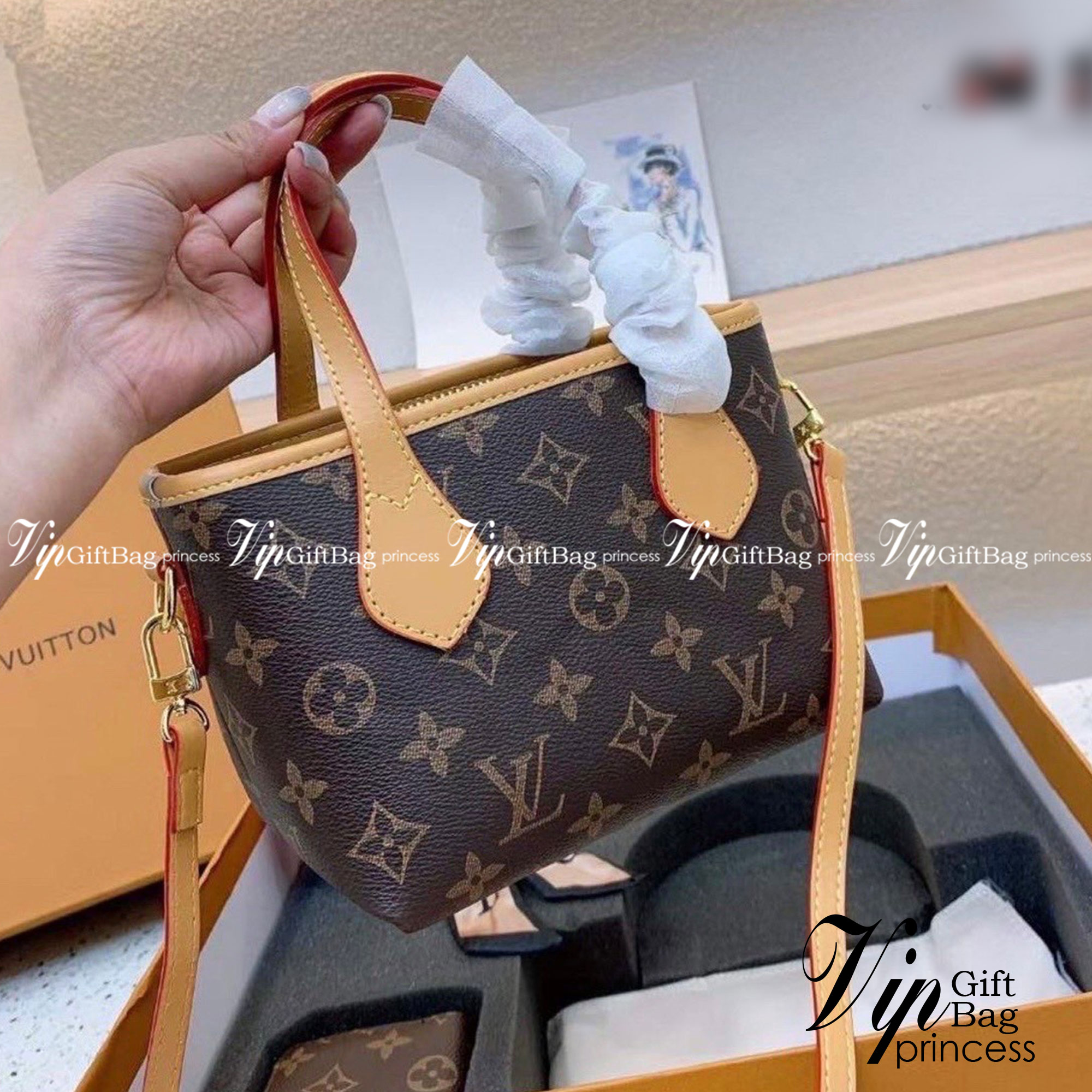 Set 3 ชิ้น LV Mini Tote Bag New in!! กับ box set ชวนสะสม ที่จับเอารุ่นยอดฮิต มามิกซ์รวมกับไอเท็มสุดคุ้มของมันต้องมี!! จัดเรียงให้อยู่ในกล่องสุดหรู ไม่ว่าจะตัวกระเป๋า กระเป๋าสตางค์ กระเป๋าจิ๋ว ใบไหนๆก็นำมาใช้งานได้จริง คุ้มค่ามากๆ แถมฟรี! ริบบิ้นลายลิมิเต็