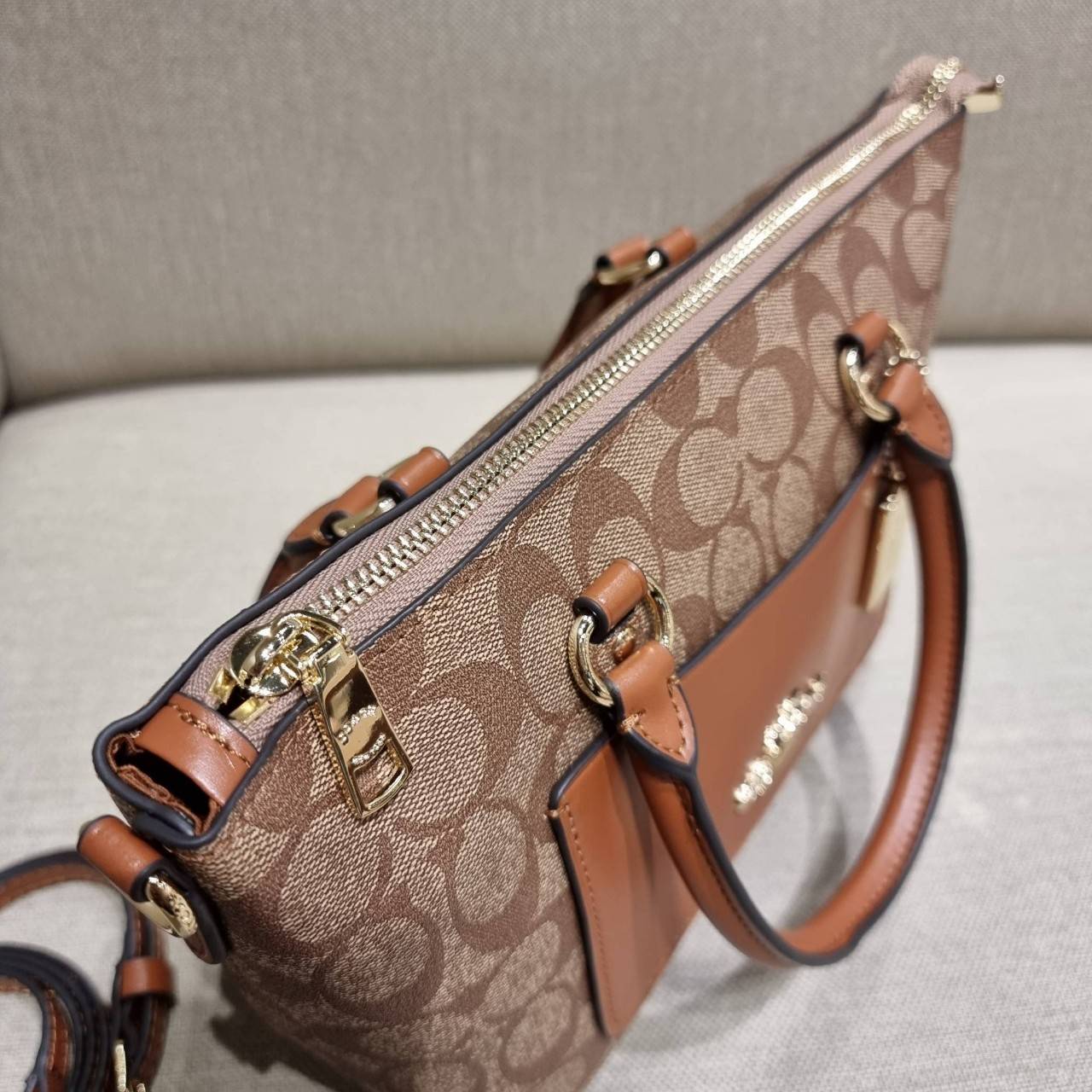 COACH F38089 MINI EMMA SATCHEL IN SIGNATURE CANVAS รุ่นหายาก รุ่นที่สาวๆตามหา จัดมาให้สมกับที่รอคอยกันไปเลยจ้า!! เป็นรุ่นที่ดีไซน์ออกมาให้ใช้งานง่าย สะดวก สวย หรู ดูดี!! กระเป๋าสะพายทรงสวย วัสดุหนังแคนวาสเคลือบลาย มาพร้อมสายสะพายข้างและหูจับในตัว ถอดออกถื