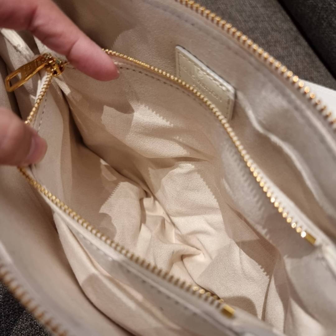 LV HANDLE POUCH MONOGRAM / LV Coussin กระเป๋าสะพายกึ่งคลัชท์ สุดล้ำ มาแรงมาก ด้วยความสวยปังตั้งแต่แรกเห็น วัสดุหนังแกะปั๊มลายสวยคม มาพร้อมสาย 2 เส้น เลิศๆ มีสายโซ่ที่มีดีเทลละเอียดไม่ซ้ำ และสายสปอร์ตครอสบอดี้ ที่จะคล้องไว้ทั้งสองเส้นก็ดีงาม หรือสลับใช้ตาม