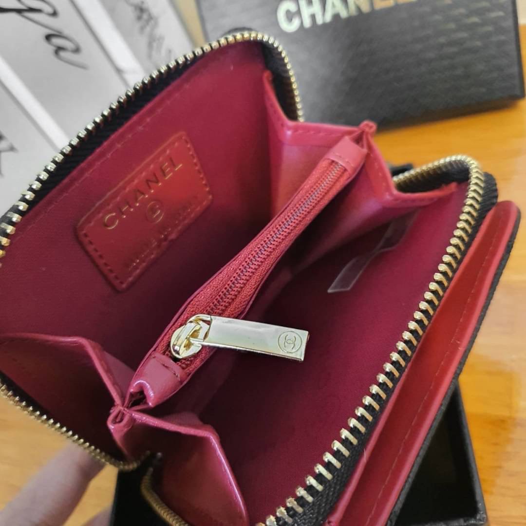 CHANEL SMALL ZIP WALLET พร้อมส่งที่ไทยแล้วค่ะ♡♡ กับ กระเป๋าสตางค์ใบสั้นรุ่นพับ แนะนำรุ่นนี้คะ งานพรีเมี่ยมกิ้ฟท์จากเค้าเตอร์ต่างประเทศ **ทรงมินิน่ารักกก หนังสัมผัสลายคาเวียร์ด้าน จากแบรนด์ CHANEL (GWP) ด้านหน้ามีโลโก้แบรนด์ CC สีทองหรู **อะไ