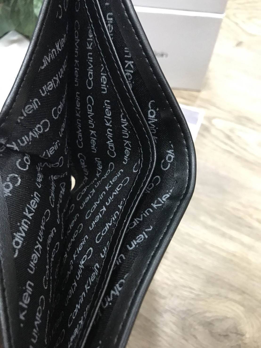 CALVIN KLEIN JEANS SHORT WALLET กระเป๋าสตางค์สั้นพับ 2 ตอน รุ่น Limited Edition หนังนิ่มสวย ด้านหน้าปั๊มแบรนด์ ขนาดกำลังดี พกพาสะดวก ภายในมีช่องใส่บัตร, ช่องใส่ธนบัตรแบงก์พัน แยกสองช่อง เป็นสัดส่วน มาพร้อมกล่องกระดาษแบรนด์มอบเป็นของขวัญ ก็เหมาะค่ะ