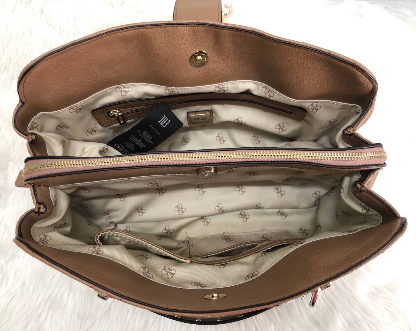 GUESS WOMEN’S VIOLET GIRLFRIEND SATCHEL SHOULDER BAG พร้อมส่งความสวยค่ะ!! กระเป๋าถือ สะพายไหล่ วัสดุเย้บหนังลายนวม หนังนิ่ม ทรงป่องสวยงามาก ด้านหน้าห้อยพวงพู่ยาวลงมาสวยมากๆทีเดียวค่ะ ปากกระเป๋าเปิดปิดแบบกระดุมแม่เหล็ก มีอะไหล่โลโก้แบรนด์หรู ช่องหลักแบ่ง เ