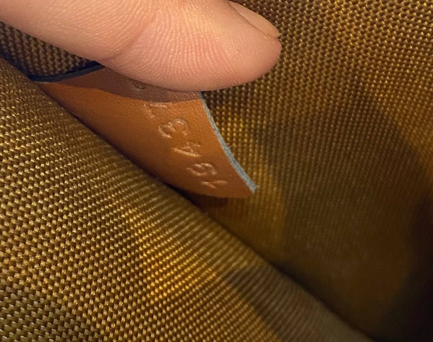 หนังแท้ CELINE MINI VERTICAL CABAS IN TRIOMPHE CANVAS AND CALFSKIN WITH CELINE PRINT / CELINE TOTE พร้อมส่งที่ไทย กระเป๋าโท้ททรงตั้ง CABAS TRIOMPHE ขนาดมินิ 17cm งานหนังแท้ CALFSKIN ทั้งใบ พร้อมหูหิ้วสองข้างและสายสะพายหนังแบบถอดได้ ภาพสินค้าถ่ายจากงานขายจ