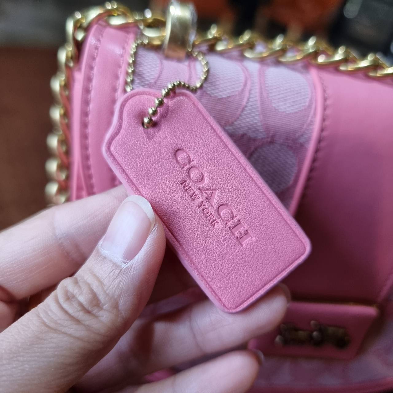 COACH ALIE SADDLE BAG JACQUARD IN SIGNATURE ((C4694//C3464)) พร้อมส่งที่ไทย รุ่นใหม่ล่าสุดค่ะ! กระเป๋าสะพายข้าง//ครอสบอดี้ร์//หรือทบสายคู่สะพายไหล่ได้ค่ะ วัสดุJacquard+หนังแท้ ได้สวยงามลงตัวมากๆ เปิดปิดกระเป๋าแบบกดล็อค มีอะไหล่โลโก้แบรนด์โดดเด่นปนคลาสสิค