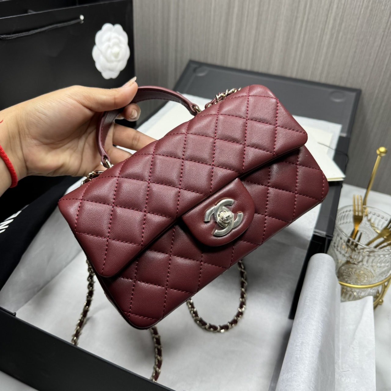 ORI | หนังแท้ Chanel Mini Classic Handbag With Top Handle กระเป๋าสะพายรุ่นคลาสสิกพร้อมหูจับถนัดมือ สวยเรียบหรู 🤍 สินค้าเกรดออริจินอล เทียบแท้