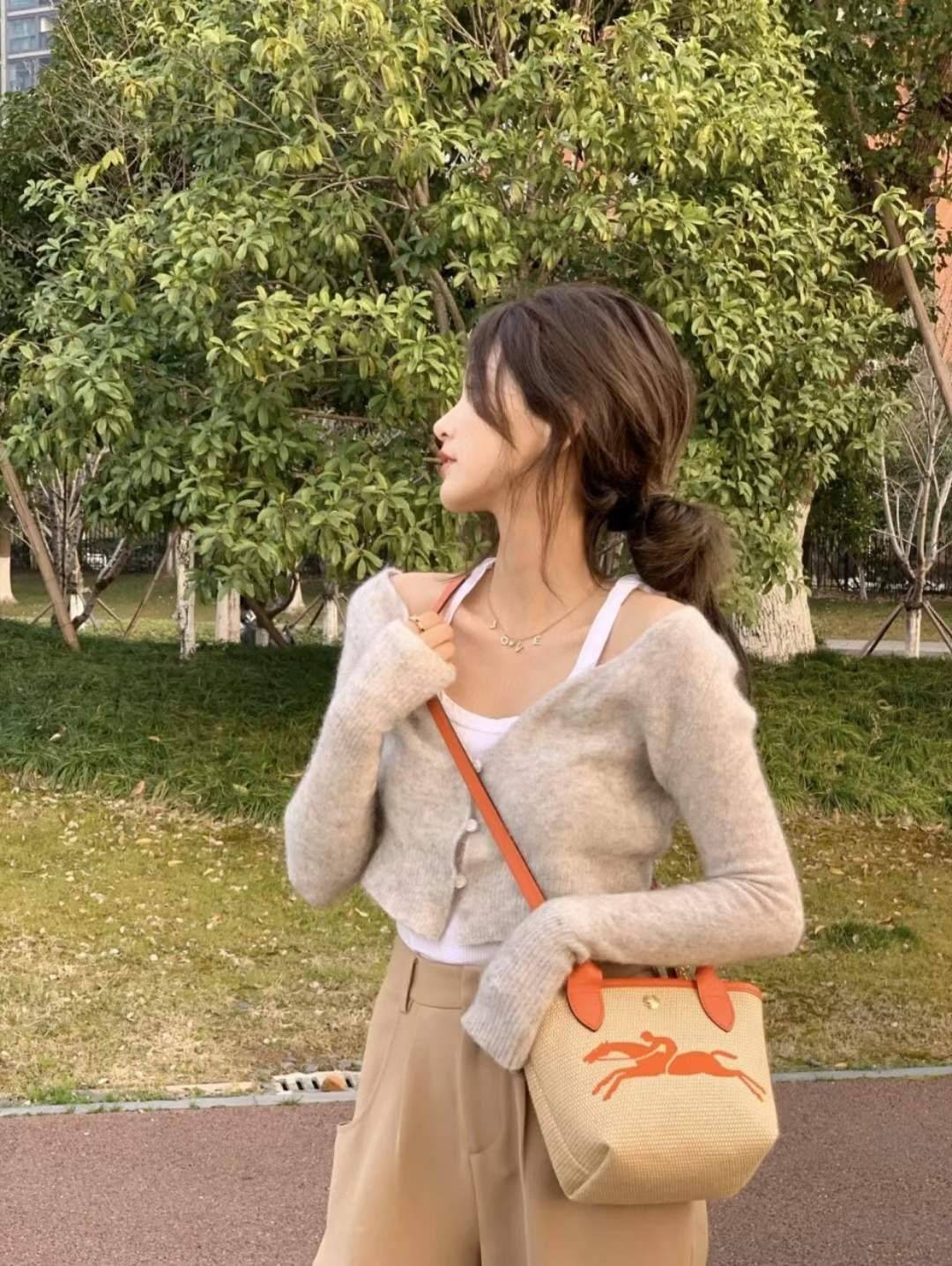 Longchamp Le Pliage Paris-St Tropez Handtasche มาแร้ววววใหม่ล่าสุดนุ้งมินิ ตัลร๊ากกก วัสดุสาน ด้านหน้าปักโลโก้ม้าอันเป็นสัญลักษณ์ของแบรนด์ ทนทานแข็งแรง ใบมินิ น้ำหนักเบา จุของได้เยอะ ใส่กระเป๋าตังค์ โทรศัพท์ iphone+ ได้ ภายในโล่ง มีสายสะพายไหล่ Crossbody 