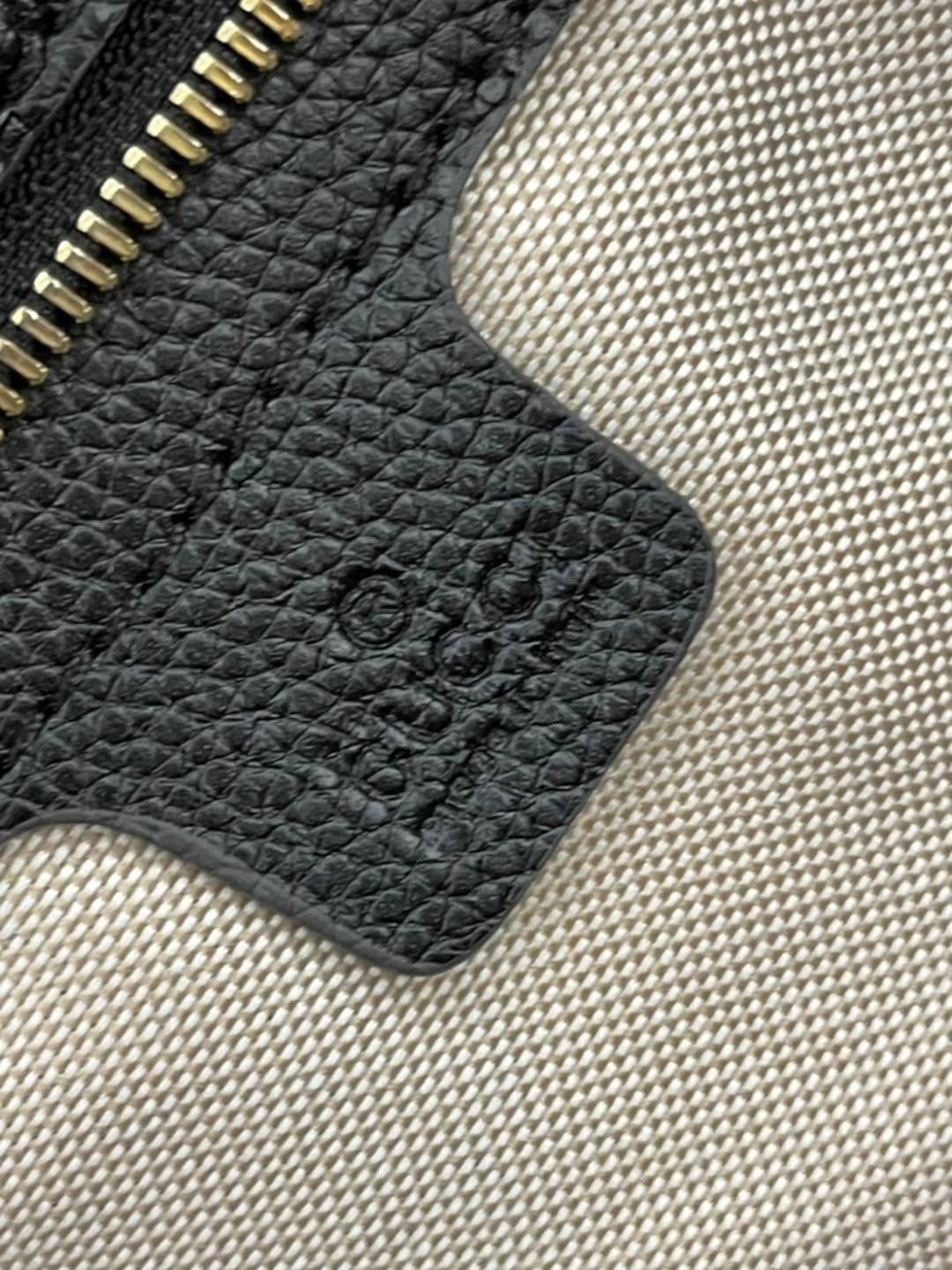 หนังแท้ Gucci GG Supreme black tote Shopping Bag กระเป๋าทรง neverfull ยอดฮิต รุ่นนี้ใช้หนังเยอะมาก คุ้มสุด งานหนังแท้เมื่อกระทบแสงขึ้นเงาสวยมากๆ ค่ะ สวยหรู จุของได้เยอะ ภายในโล่งกว้าง limited ที่สุด ไม่ควรพลาดเลยค่าาา