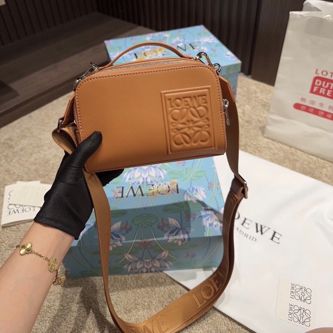 Loewe Mini Camera Crossbody Bag กระเป๋าสะพายทรงกล่อง เรียบหรูเป็นเอกลักษณ์ อย่างแท้จริง ปั้มโลโก้โดดเด่นสีเดียวกับพื้นหนัง ให้ความรู้สึกเรียบง่ายแต่แฝงความคลาสสิกในตัว