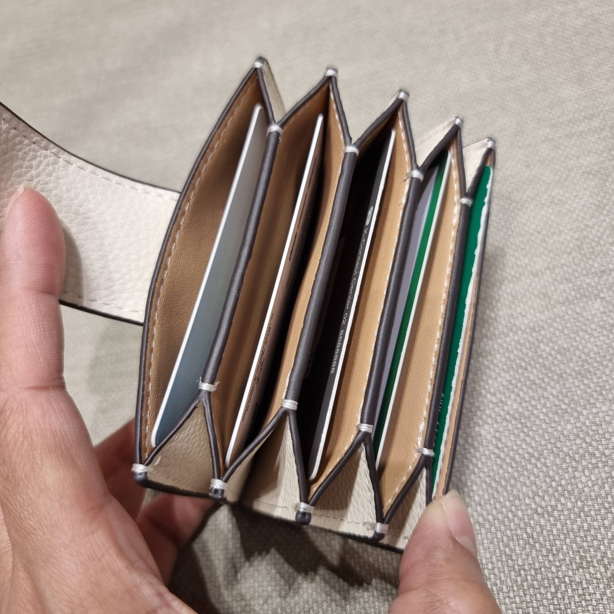 COACH C8325 ACCORDION CARD CASE WITH DREAMY LAND FLORAL PRINT ไอเท็มที่ทำใจฟูจัดเลยจ้า กับกระเป๋าถนอมบัตร ที่สาวๆตามหา ดีไซน์ลวดลายน่ารักมากๆ ขนาดกะทัดรัด พกพาสะดวก วัสดุหนัง pepble ภายในเป็นช่องใส่บัตรได้หลายใบ เหมาะมากสำหรับใครที่มองหากระเป๋าแบ่งสัดส่วน