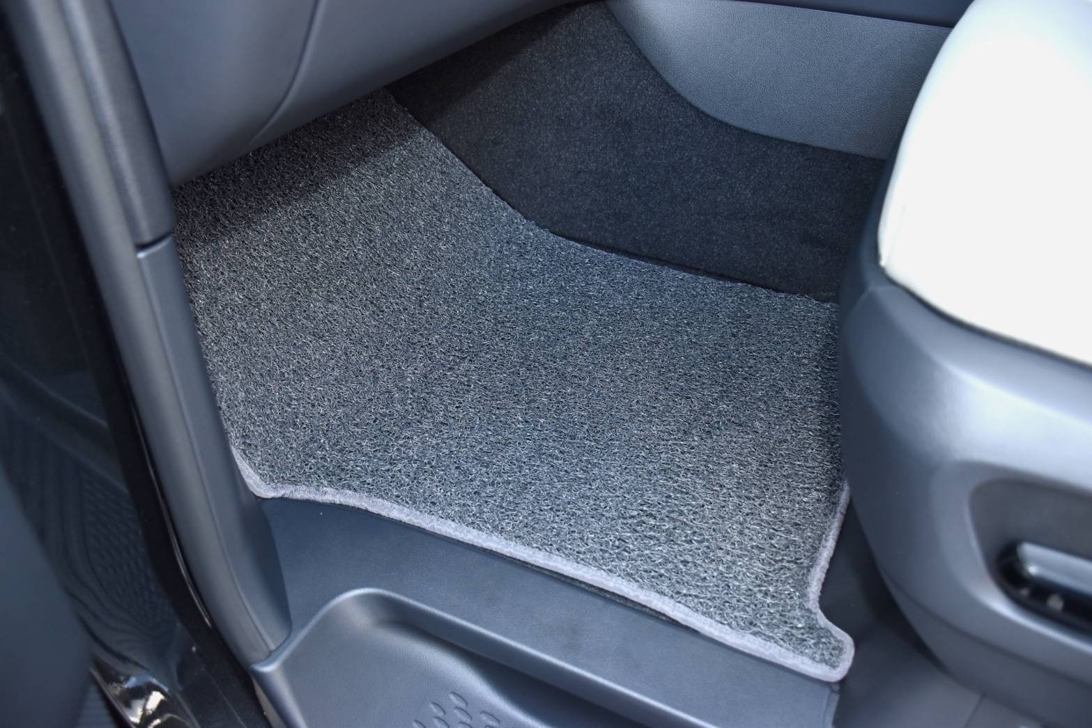 พรมดักฝุ่นรถยนต์ LEXUS LM300h , LEXUS LM350h พรมไวนิลดักฝุ่น เลกซัส แอลเอ็ม เข้ารูป เต็มคัน