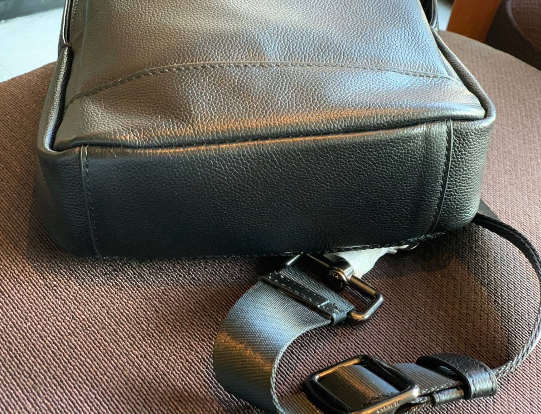 COACH CHARLES PACK ((49312)) กระเป๋าคาดด้านหลัง//หรือคาดอกด้านหน้า รุ่นนี้ใช้หนังแท้ชั้นดี หนังนิ่ม สัมผัสแล้วหลงรักในความนิ่มแน่นอน ด้านหน้ามีให้หนึ่งข่องซิป ช่องหลักแบบซิปคู่ ภายในโล่งลึกใส่สัมภาระจำเป็นในชีวิตประจำวันได้อมีช่องโล่งให้ใส่ของจุกจิกหนึ่งช