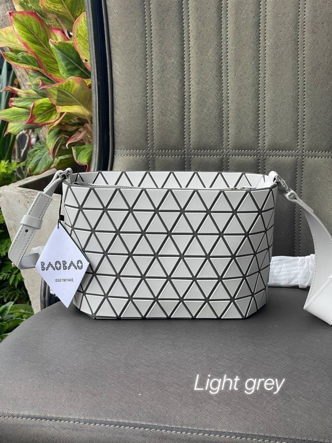 BAO BAO ISSEY MIYAKE Crystal Shoulder Bag งานดีไซน์ที่ดูเรียบง่ายทั้งรูปแบบการใช้งาน มีช่องเปิดปิดแบบซิปเพื่อให้คุณพกพาของมีค่าได้อย่างสบายใจป้องกันสิ่งของตกหล่น