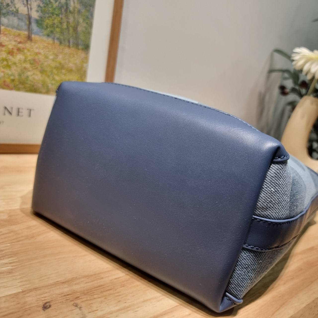 Rally movement the bag denim เป็นไอเท็มที่ฮอตสุดๆแห่งปีจริงๆ กับกระเป๋าทรงบัคเก็ต ที่ดีไซน์ออกมาคลาสสิคและใช้งานง่ายจริงๆ