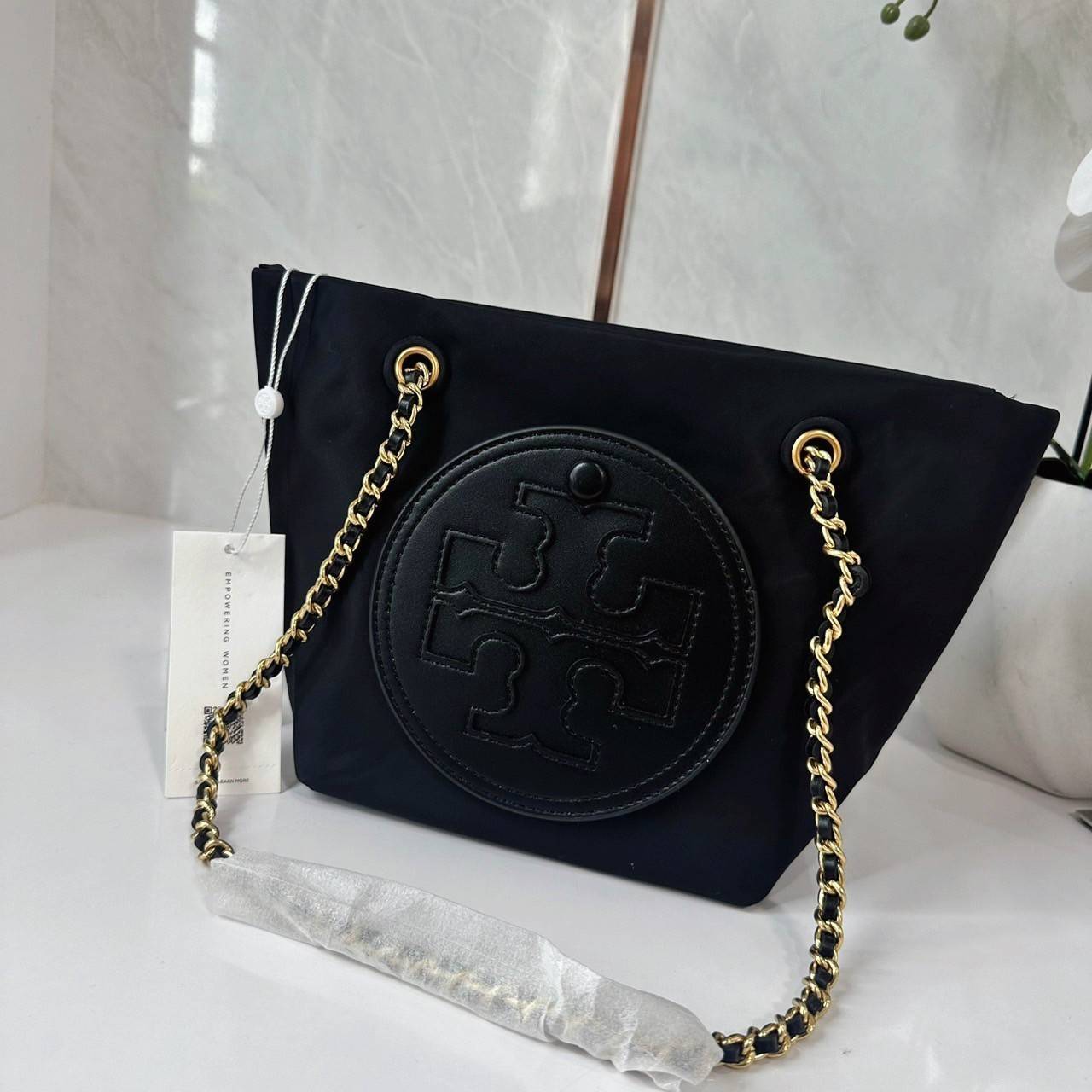 TORY BURCH Ella Chain Crossbody Nylon Bag กระเป๋าคล้องไหล่สายโซ่หรูหราโดดเด่นด้วยโลโก้หนังด้านหน้า สามารถปรับสะพายคอสบอดี้ สะพาลไหล่ได้