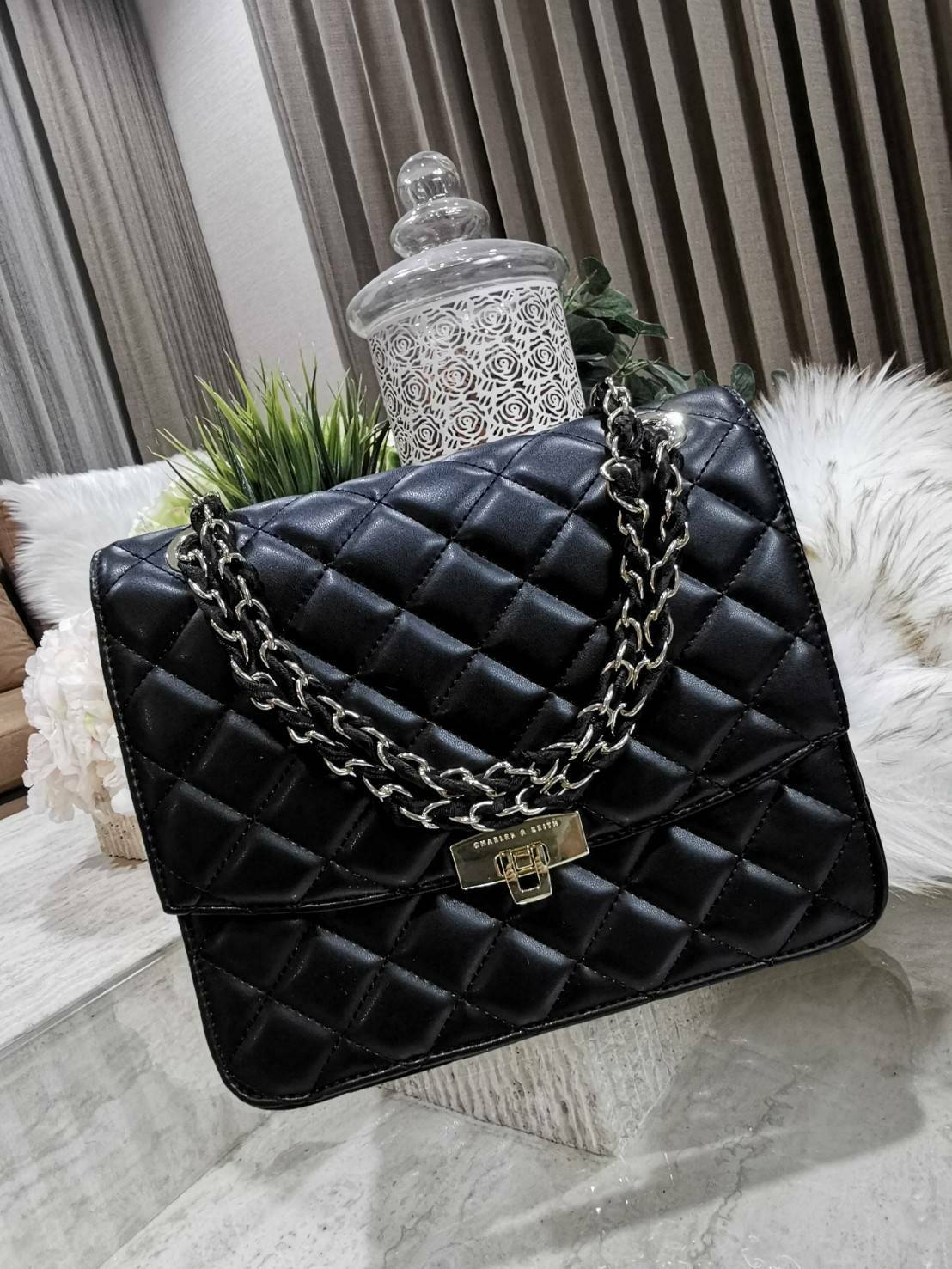 CHARLES & KIETH DETAIL CROSSBODY BAG กระเป๋าสะพายทรงเหลี่ยมดีไซน์สวยหรูคลาสสิควัสดุหนังนิ่มลายตารางอยู่ทรงสไตล์ Chanel เปิดปิดด้วยตัวล๊อคแบบพับอะไหล่ทองปั้มโลโก้ด้านหน้าสวยดูดี พร้อมสายสะพายโซ่ร้อยหนังสามารถสะพายไหล่หรือ Crossbody ก็ดูดี ภายในมีโลโก้และหน