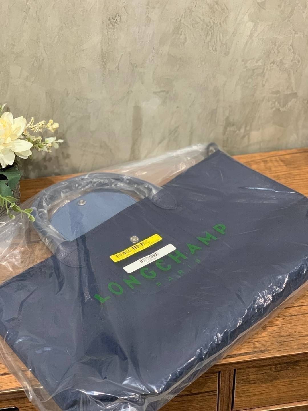 Longchamp Le Pliage Neo Size M มาพบกับกระเป๋ารุ่นยอดนิยม ที่สาวๆ ต้องมีไว้เก็บไว้สักใบ กระเป๋าโท้ทใบนี้ มาพร้อมกับสีที่มีสไตล์เรียบง่าย มีสายสะพายยาวช่วยให้คุณสามารถสะพายไหล่ได้อย่างสบาย ในขณะที่ที่ปิดแบบซิปช่วยให้คุณมั่นใจได้ว่าของด้านในมีความปลอดภัย Le 