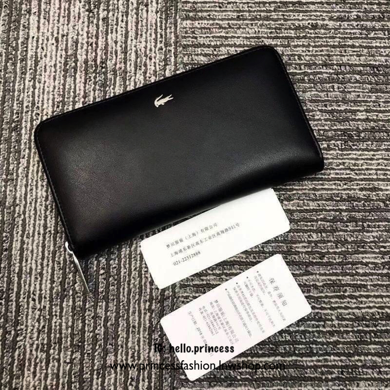 LACOSTE FACTORY LONG WALLET กระเป๋าสตางค์ใบยาวรุ่นใหม่ล่าสุดหนังสวยอยู่ทรงเปิดปิดด้วยซิปรอบด้านหน้ามีโลโก้แบรนด์เรียบหรู ภายในมีโลโก้ ช่องซิป ช่องใส่บัตรหลายช่องใส่มือถือ iphone8 เหรียญ บัตรได้เยอะ ตัวจริงสวยน่าใช้คลาสสิคไม่มีเอ้าท์ ราคาสุดคุ้ม สินค้ามาพร