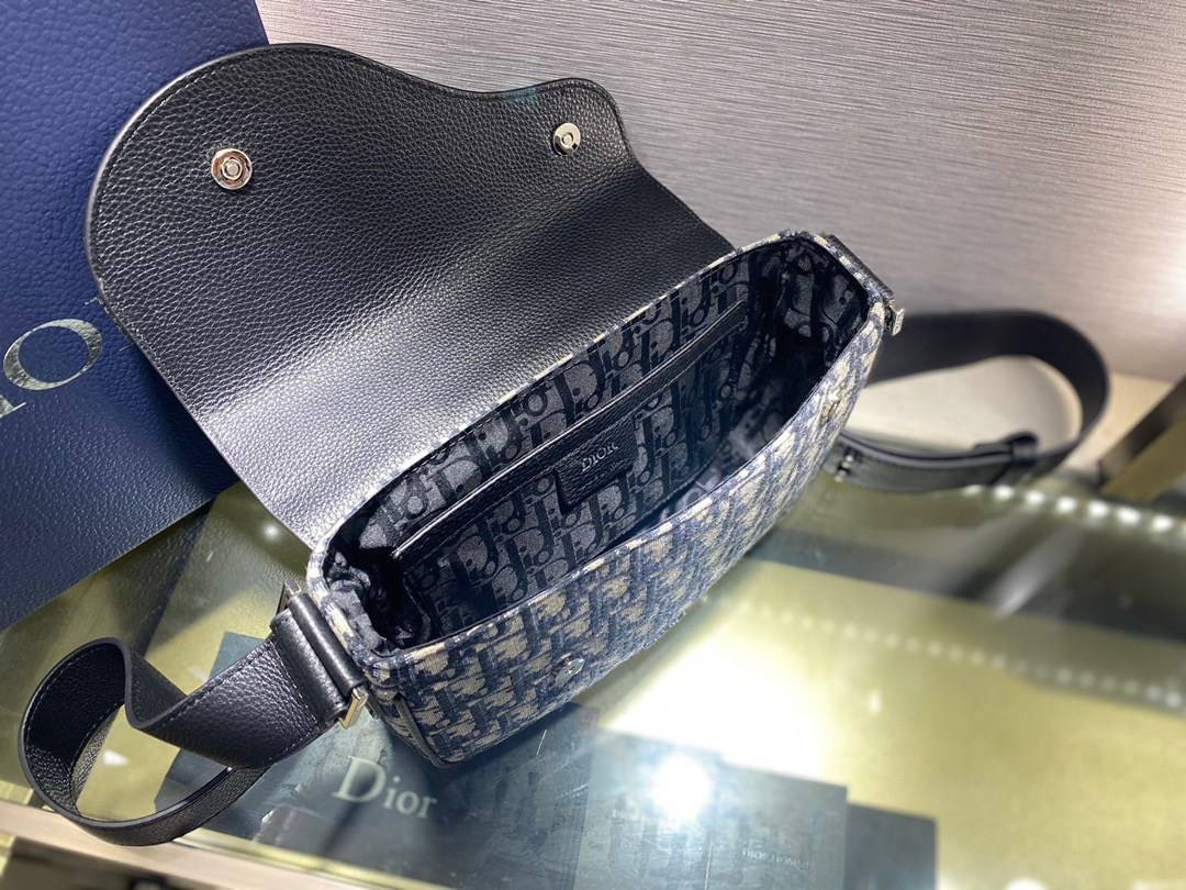 หนังแท้ DIOR MINI SADDLE MESSENGER BAG Beige and Black Dior Oblique Jacquard and Black Grained Calfskin พร้อมส่งที่ไทย งานหนังแท้และผ้าแจ็คการ์ดออริจินอล ภาพสินค้าถ่ายจากงานขายจริง ใช้งานต่างประเทศได้