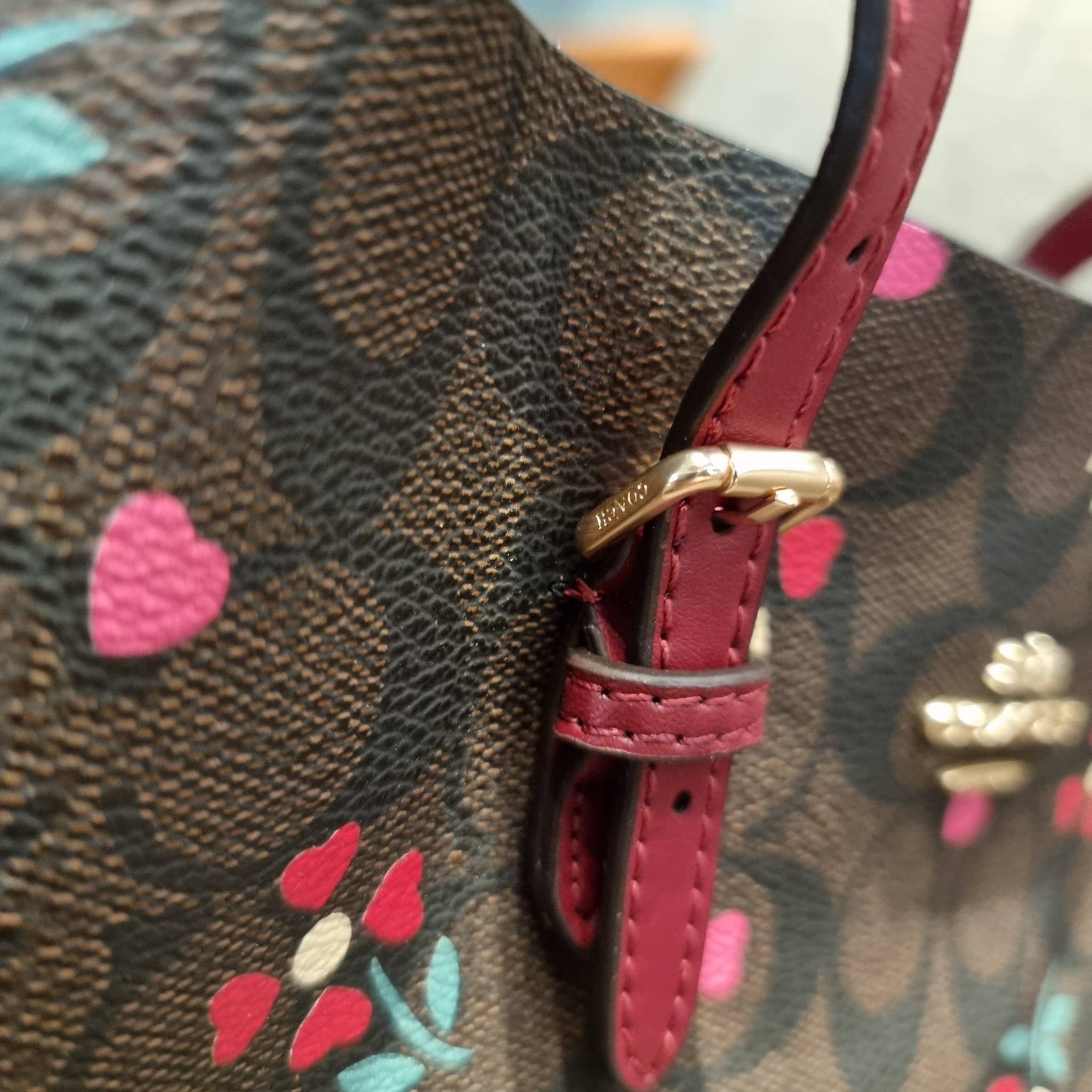 COACH C4250 MOLLIE TOTE 25 IN SIGNATUE CANVAS WITH HEART FLORAL ดีไซน์ใหม่ล่าสุด กระเป๋าโท้ทไซส์เล็กที่สาวๆต่างก็ต้องปักใจรัก รอบนี้น้องถูกเติมแต่งลวดลายดอกไม้ เพิ่มดีเทลความน่าใช้ไปอีก วัสดุหนังแคนวาส ทนทาน ภายในโล่งกว้าง มีช่องซิปกลางใส่ของได้ ขนาดกำลัง