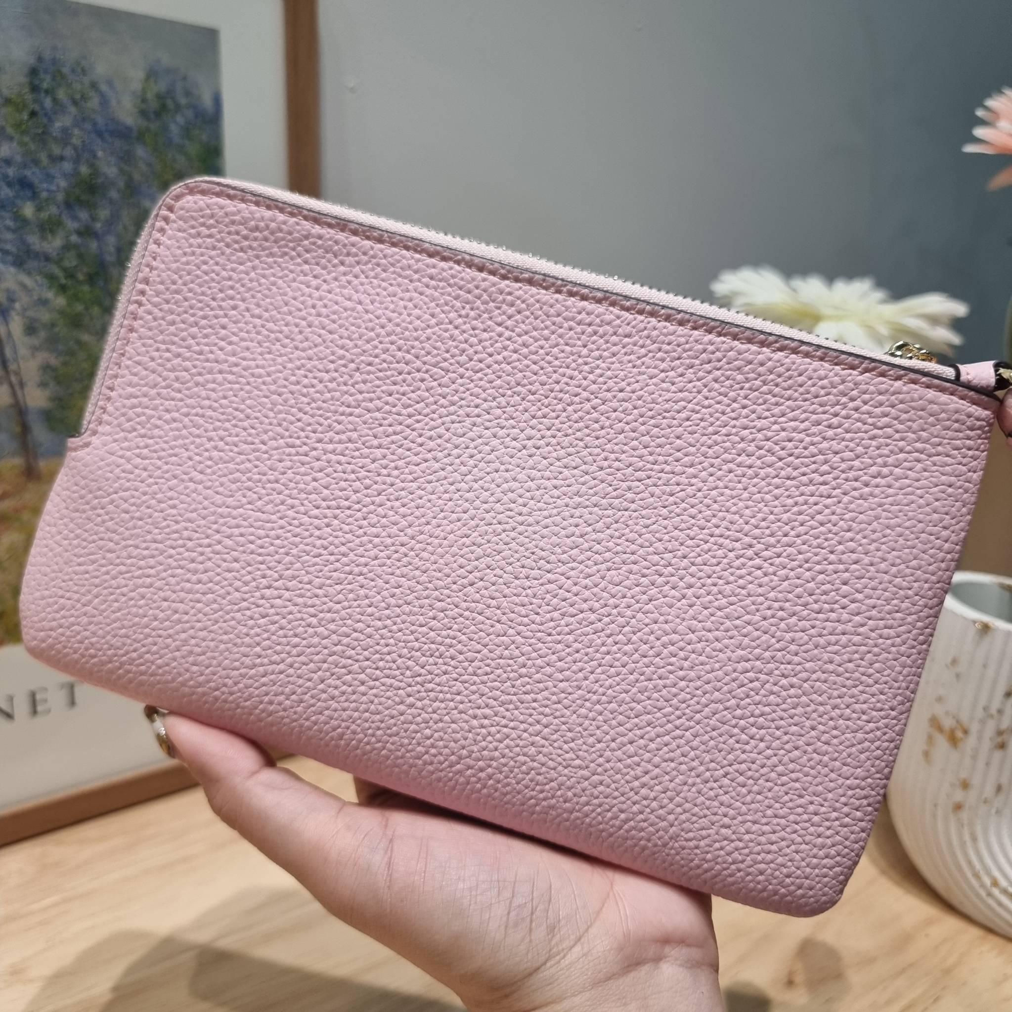 COACH DOUBLE ZIP WALLET IN SIGNATURE CANVAS / C5576 / C5610 / C7313 พร้อมส่ง 8 สี ใหม่ล่าสุด คอล 2023 กระเป๋าคล้องมือใบใหญ่ ดีไซน์ใหม่เล่นระดับ เพิ่มลูกเล่นและดีเทลให้ดูน่าใช้ยิ่งขึ้น