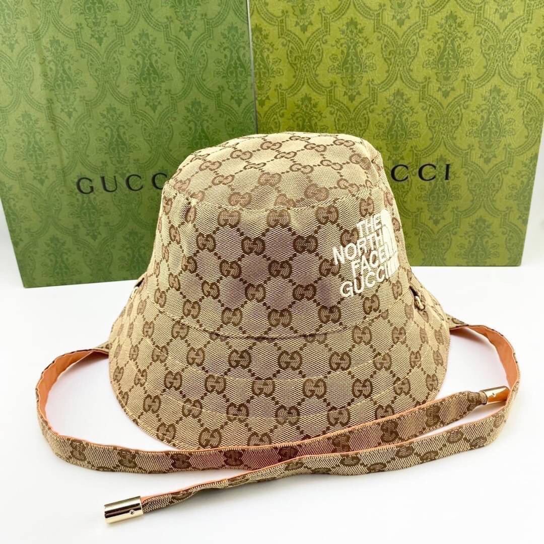 The North Face x Gucci GG canvas hat พร้อมส่งที่ไทย หมวกผ้าแคนวาสใส่ได้ 2 ด้าน พร้อมสายรัดคางเส้นยาว งานปักละเอียดคมชัด เกรดออริจินอล สวย คุ้มค่าค่ะ