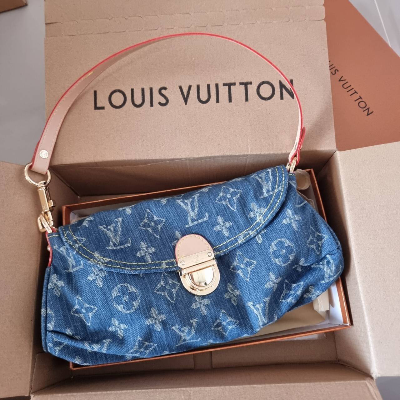 LV mini pleaty denim bag / LV Denim Pochette Bag ฮอตตัวแม่แบบฉ่ำ กับกระเป๋าสะพายไหล่ แรร์ไอเท็มที่สาวๆตามหา ดีไซน์เดนิมสวยโดดเด่น รูปทรงวินเทจ
