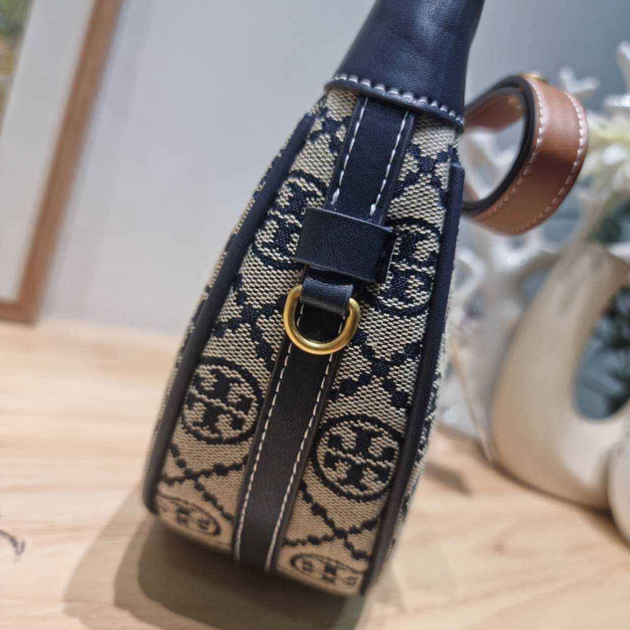 TORY BURCH T MONOGRAM CRESCENT BAG คอลเลคชั่นใหม่มาแรง! สมแก่การรอคอยในสไตล์ทีโมโนแกรมอันเป็นเอกลักษณ์ รูปทรงสวยโดดเด่น สะพายง่ายคล่องตัว