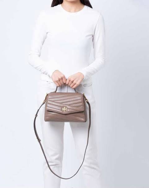 TORY BURCH Kira Chevron Top-handle Satchel กระเป๋าหนังแกะ สัมผัสนุ่มควบคู่กับดีไซน์อันเป็นเอกลักษณ์ กระเป๋าถือทรงสวยที่มีดีไซน์อันเป็นเอกลักษณ์ไม่เหมือนกับที่ไหน ด้วยการตัดเย็บหนังแกะแสนนุ่มแบบลายบุสองชั้น เพิ่มมูลค่าด้วยสายสะพายที่ทำจากโลหะสีทอง อีกทั้งย