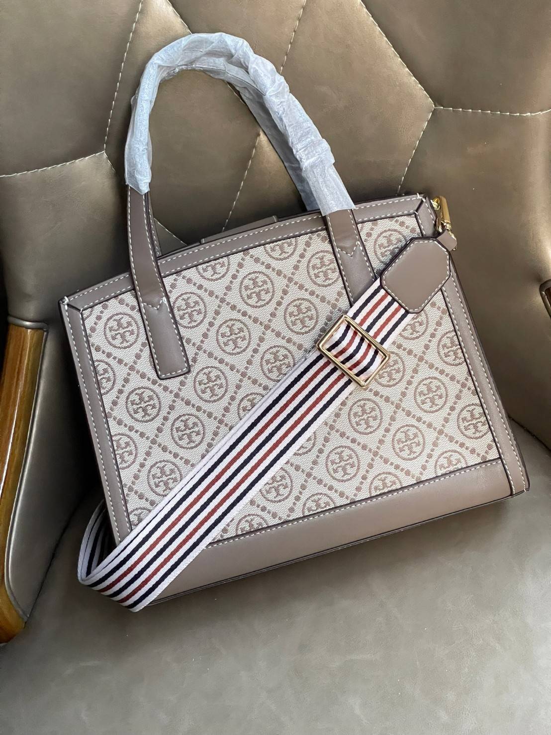 Tory burch T monograme Walker small sacthel คอลเลกชั่นนี้เป็นกระเป๋าที่ตอบโจทย์สาววัยทำงานอย่างมาก ใช้เป็น Everyday Bag สำหรับสาว ๆ เหมาะกับการใช้งานทุกช่วงเวลา ลวดลายของ T Monogram สุดคลาสสิก ตกแต่งขอบด้วยหนัง ยังจุของได้เยอะตอบโจทย์สาว ๆ ที่มีของใช้ส่วน