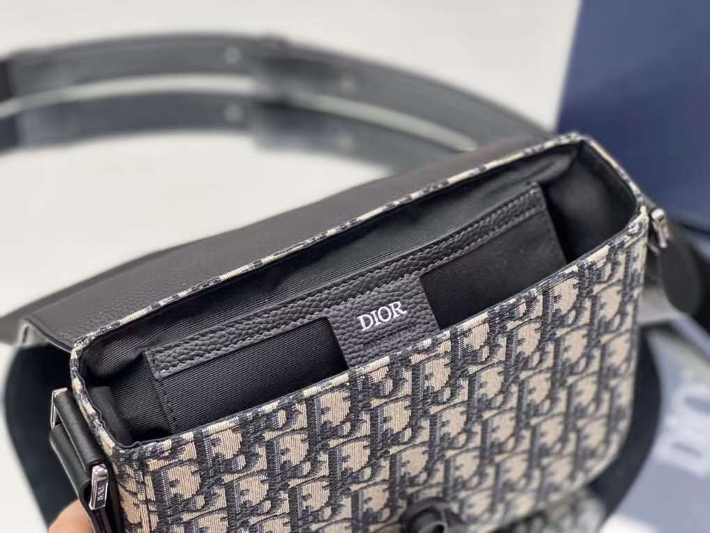 Dior Saddle Messenger Bag / Dior messenger bag / Beige and Black Oblique Jacquard เกรดเทพออริจินอล หนังแท้ ภาพถ่ายจากสินค้าจริง ใช้งานต่างประเทศได้
