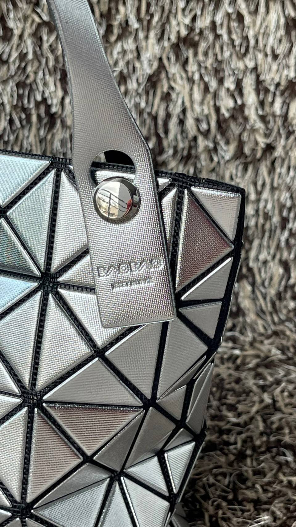 BAO BAO ISSEY MIYAKE PLATINUM COFFRET สะท้อนแสงเพื่อสร้างสินค้าระดับพรีเมียมที่ให้ความเงางามที่เหนือกว่า เพิ่มความหรูหราและโดดเด่นให้กับ เพราะมีความแวววาวและเป็นประกาย