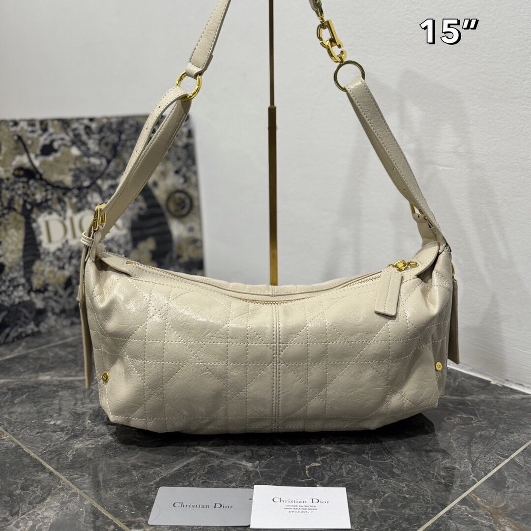 Dior Medium D-Journey Bag 35cm กระเป๋าสะพายนิยามใหม่ดีไซน์ทันสมัย โดดเด่นด้วยรูปทรงโฮโบที่มาพร้อมกับดีไซน์ที่นุ่มนวลและทันสมัย ดีเทลดูดีมีกิมมิคในตัว ภายในโล่งกว้าง