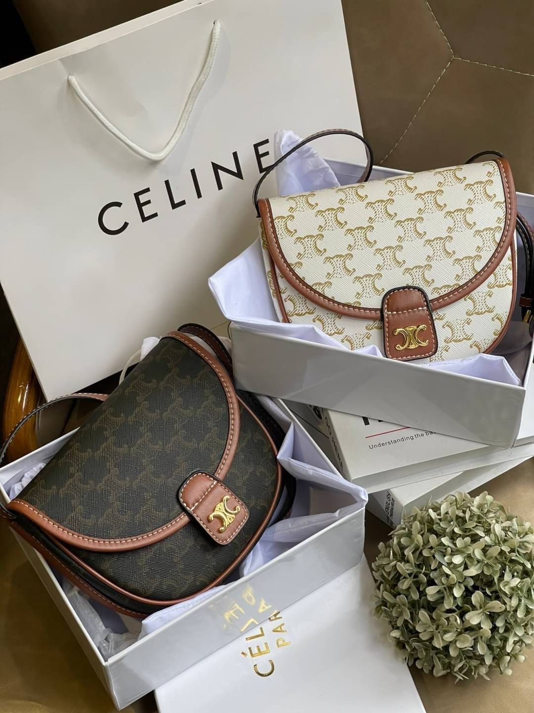 CELINE MINI BESACE IN TRIOMPHE CANVAS หรูหราไปกับกระเป๋าหนังแคนวาสลาย triompe ด้วยขนาดที่กะทัดรัดและดีไซน์ที่เรียบหรูนี้ จึงสามารถนำไปแมทช์กับการแต่งตัวได้ง่าย ไม่ว่าจะเป็นสไตล์การแต่งตัวเท่ ๆ จนถึงสไตล์การแต่งตัวน่ารัก ๆ เพิ่มความหรูหราและโดดเด่นด้วยการต