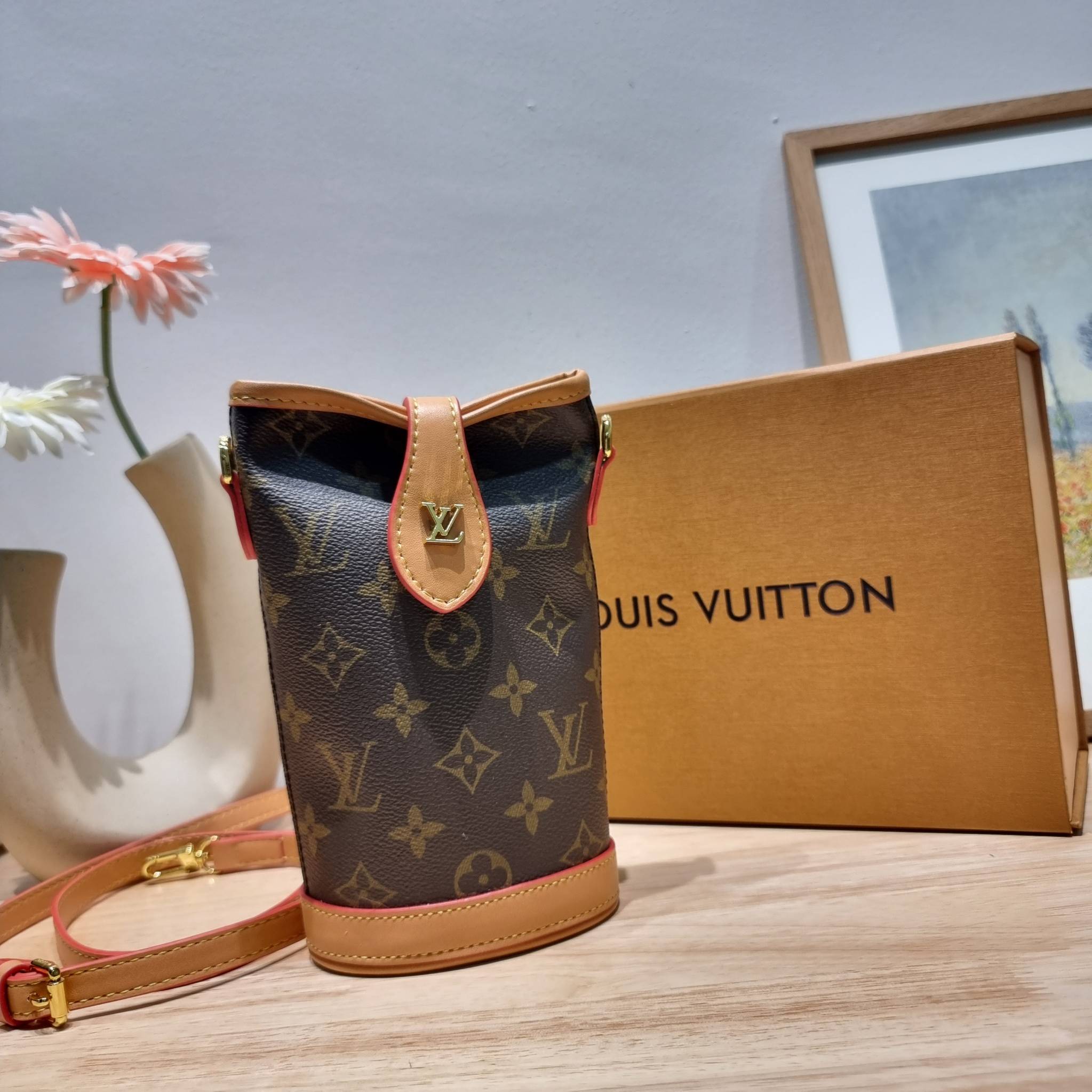 LV FOLD POUCH กระเป๋าสะพายไซส์มินิ น่ารักน่าใช้ มีความกะทัดรัด ไม่เกะกะ แต่สามารถใส่ของจำเป็นได้ ใส่โทรศัพท์ กระเป๋าสตางค์ใบเล็กได้ รูปทรงสวย วัสดุหนังแคนวาส ปากกระเป๋ามีกระดุมแม่เหล็กคาด ใช้งานได้สะดวกยิ่งขึ้น ภายในเป็นช่องโล่ง มาพร้อมสายครอสถอดออกได้ ปร