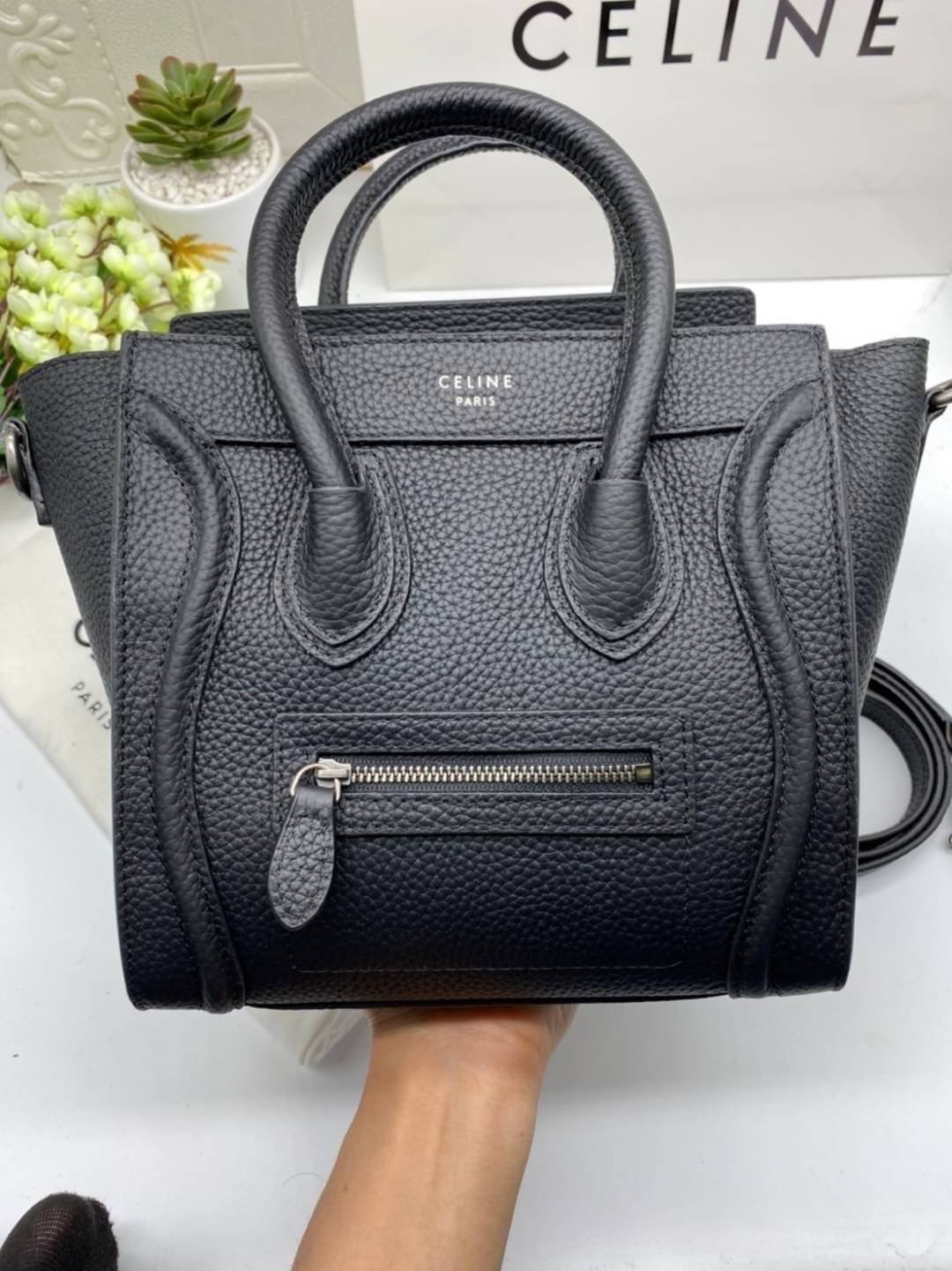 CELINE NANO LUGGAGE BAG IN DRUMMED CALFSKIN เกรดออริจินอล กระเป๋าสะพายรุ่นตามหา ขนาดกำลังดี เปิดปิดด้วยซิปอะไหล่ทองมีที่จับหนัง ด้านในกว้าง มาพร้อมช่องซิปอีกช่อง เป็นอีกทรงที่ฮิตมานานข้ามปี มาพร้อมสายยาวสะพายแบบ CROSSBODYได้ หรือจะถือออกงานก็สวยหรูอีกแบบ 