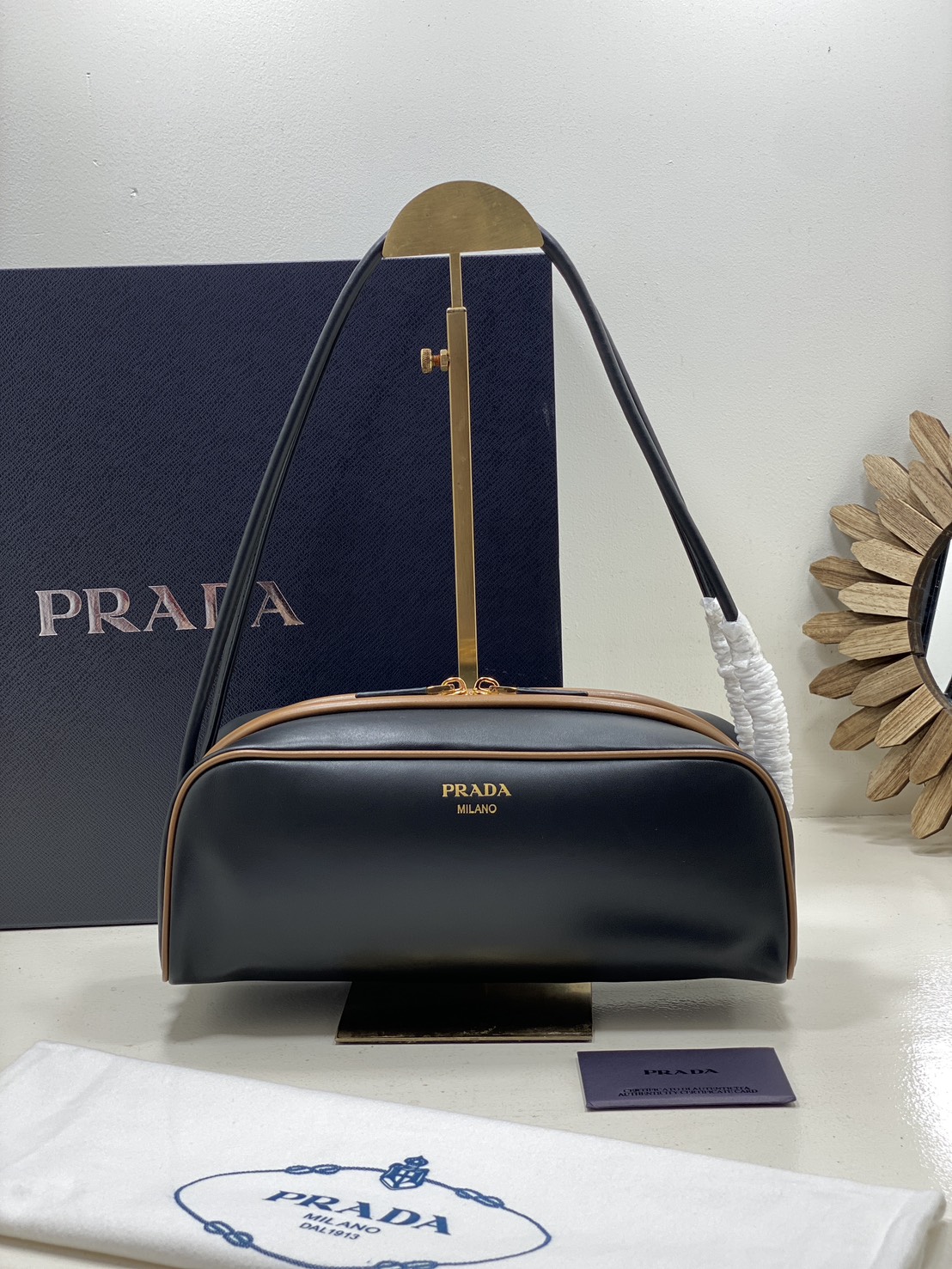 TOP ORI หนังแท้ | Prada Swing smooth leather shoulder bag / Prada Hobo Bag กระเป๋าสะพายสไตน์สปอร์ตเรียบหรูดีไซน์ใหม่เรียบง่าย หนังแท้เรียบสวยสัมผัสนุ่มละมุน โทนสีทูโทนแต่งแต้มสีสันให้โดดเด่น