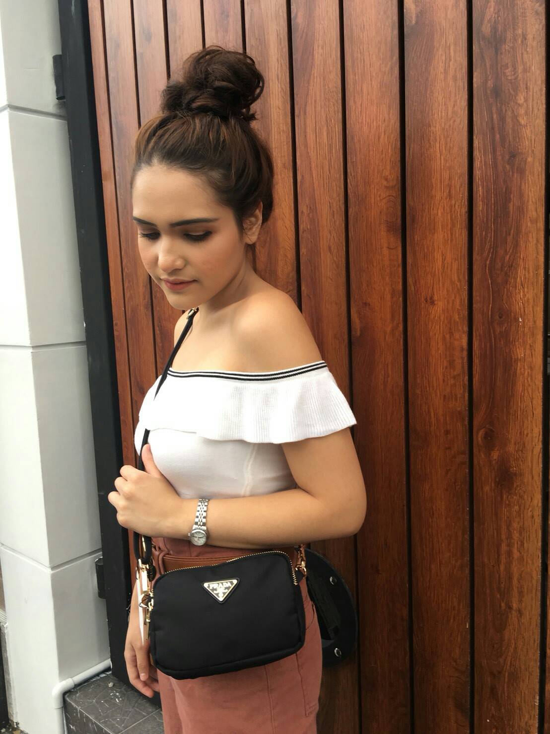 งานพรีเมี่ยมกิ้ฟ จากเคาเตอร์ต่างประเทศ จากแบรนด์ PRADA กับรุ่นขายดี ที่รอคอย Prada 3 zip nylon crossbody bag เป็นกระเป๋าใบเล็ก มีด้วยกันถึง3ช่องใส่ของ ซึ่งเหมาะกับผู้หญิงอย่างเรามาก สามารถแยกของที่จะใส่ได้เลย ตัวกระเป๋าอะไหล่สีทอง ขนาดกะทัดรัด สามารถใส่ I