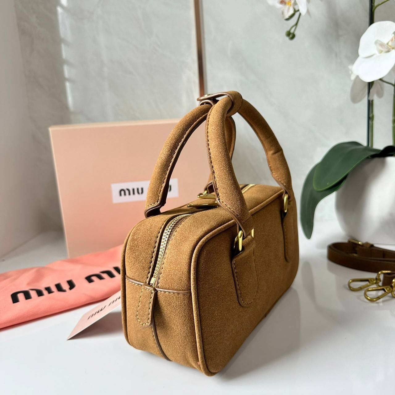 MIU MIU Arcadie padded suede top-handle bag กระเป๋าถือ/สะพาย คอลใหม่ล่าสุด รุ่นฮอทดีไซน์เหลี่ยม งานกำมะหยี่หนังกลับสวยละมุน น่ารักน่าใช้มากค่ะ