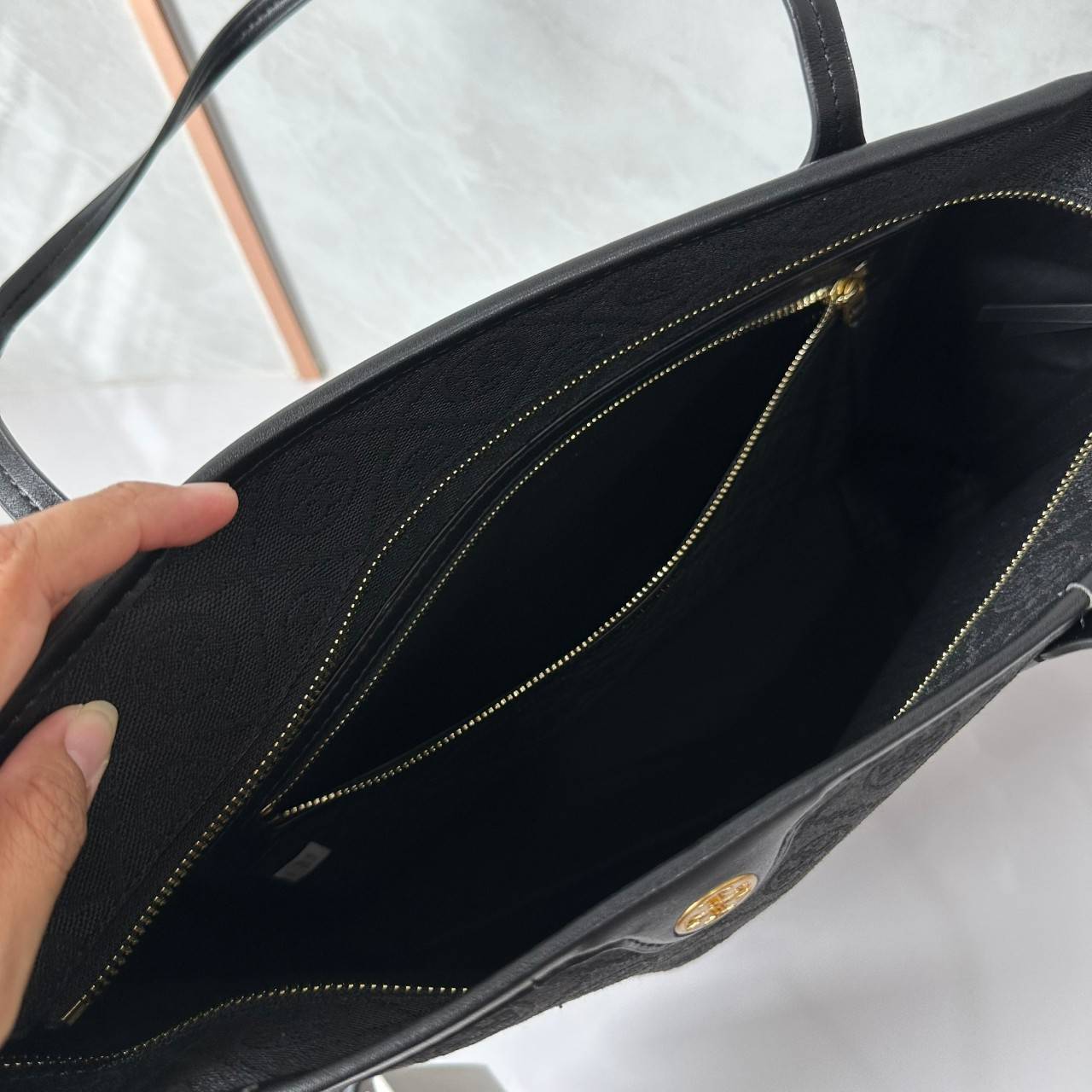 TORY BURCH T MONOGRAM ZIP TOTE (ใบใหญ่) / TORY TOTE BAG กระเป๋าทรงโท้ทพร้อมกระเป๋าใบใหญ่ วัสดุผ้าแจ็คการ์ดตัดขอบหนัง