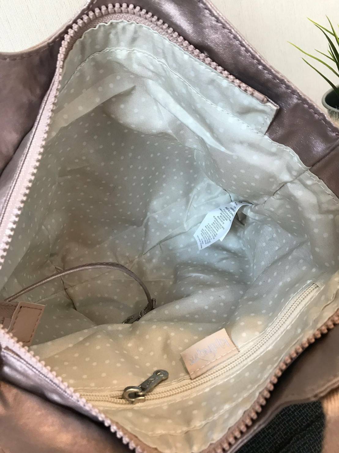 Kipling Small Cross-Body Bag รุ่นMayday อีกหนึ่งคอลเลคชั่นที่น่าสนใจ ขนาดกำลังพอดี น้ำหนักเบา เปิดปิดด้วยซิปเดียว ภายในใส่มินิไอแพค กระเป๋าสตางค์ หรือของใช้จุกจิกได้เยอะเพิ่มสายสะพายปรับสั้นยาวและถอดออกได้ ประดับด้วยลิงเป็นสัญลักษณ์ น่ารักใสๆอีกหนึ่งรุ่นท