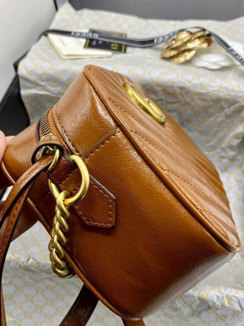 VIP 】หนังแท้ GUCCI GG Marmont small matelassé shoulder bag พร้อมส่งที่ไทย The small GG Marmont chain shoulder bag has a softly structured shape and a zip top closure with the Double G hardware. The chain shoulder strap has a leather shoulder detail. Made 