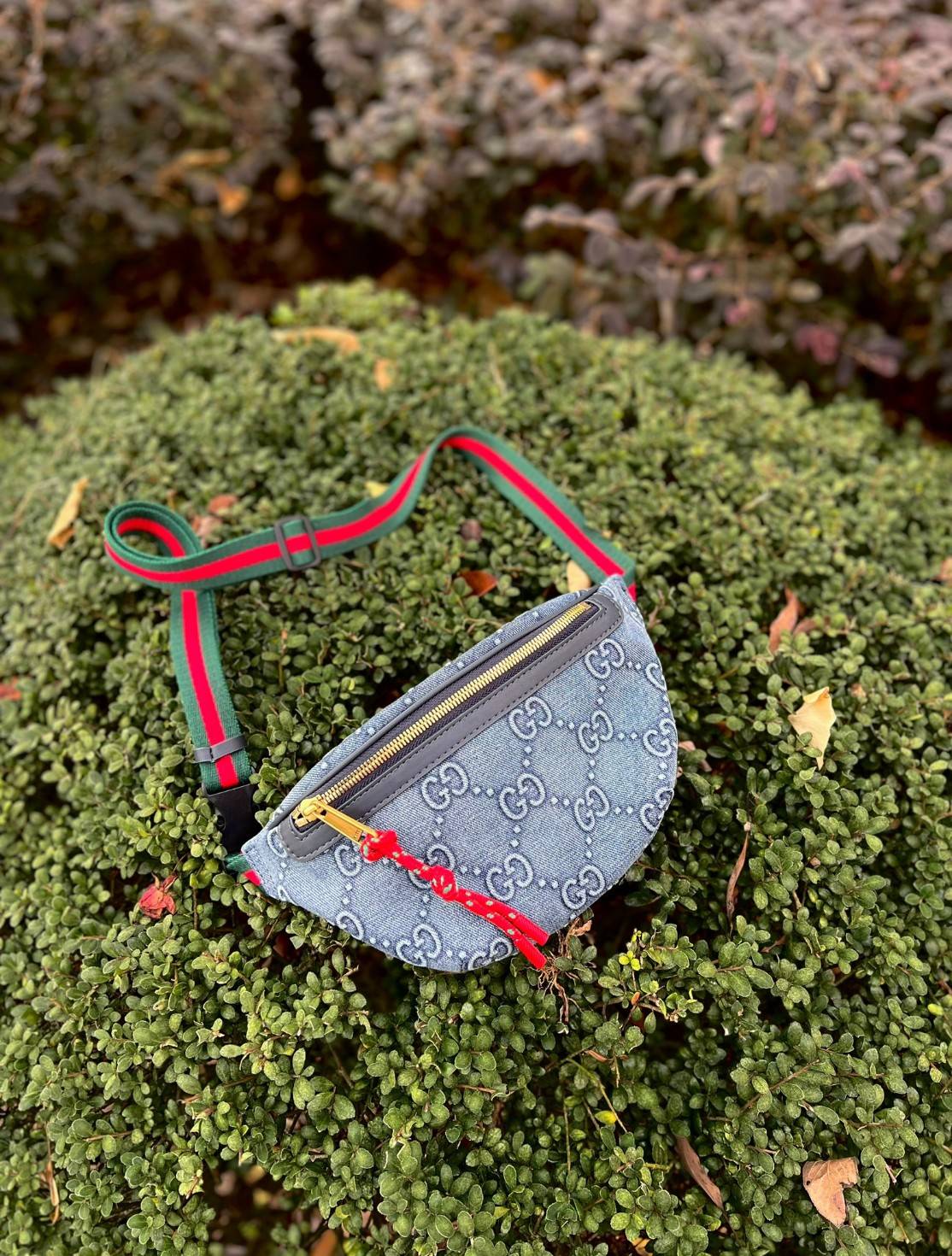 GUCCI GG DENIM BELT BAG ล่าสุดสวยมากๆ รุ่นนี้ใช้ได้ทั้งชายหญิง วัสดุเดนิมอย่างดีลายGแบบ3Dสวยมากๆค่ะ อะไหล่ซิปทองห้อยเชือกสีแดงโดดเด่น ซื้อใช้คู่กับแฟนยิ่งสวยค่าา