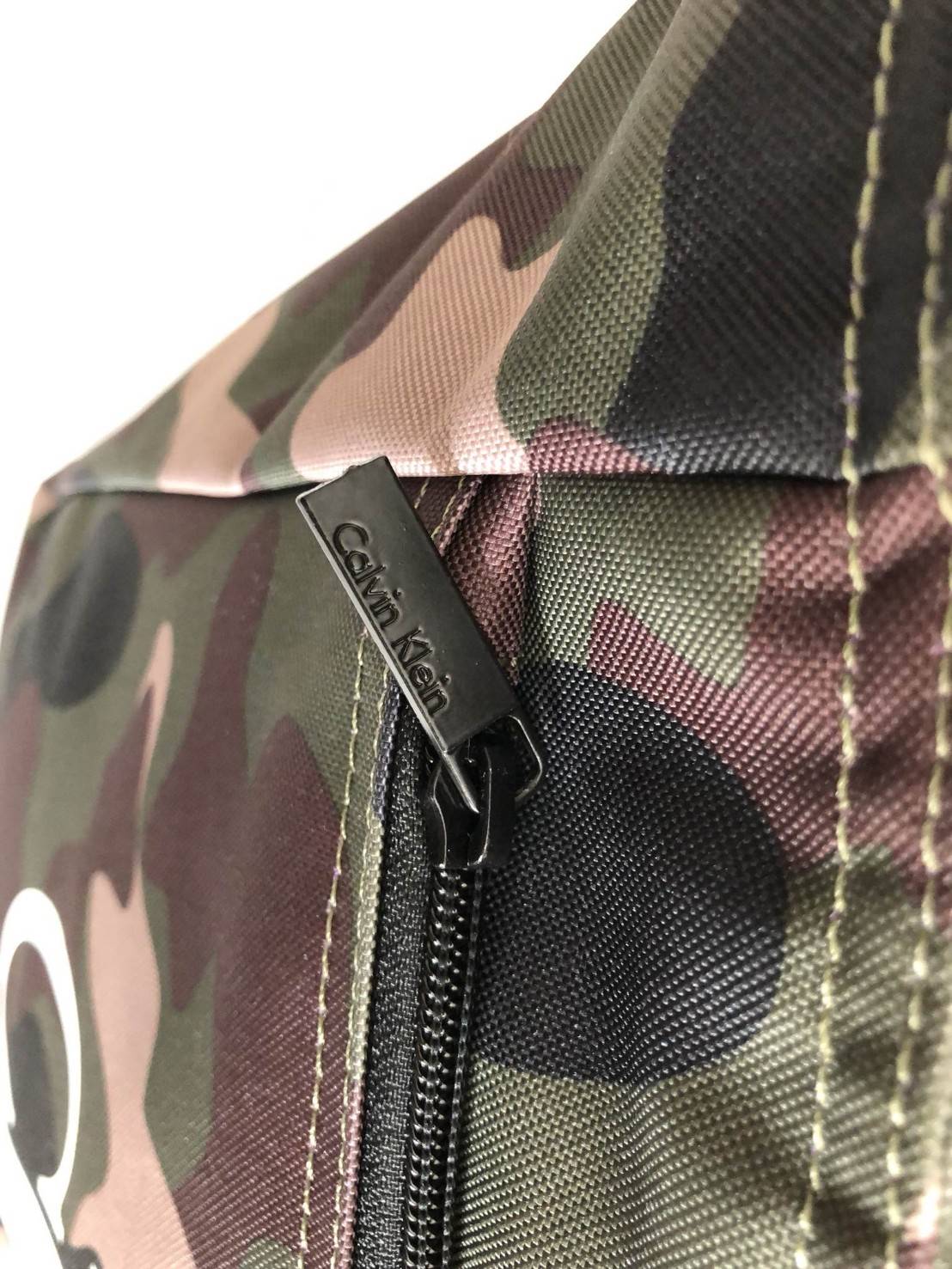 New Calvin Klein Medium Tote Bag พร้อมส่งสินค้ารุ่นหายากค่ะ กระเป๋าถือทรง tote วัสดุผ้าอย่างดี ด้านหน้าสกรีนโลโก้แบรนด์คมชัด มีช่องซิปยาว ช่องกว้างใส่ของจุ เปิดปิดกระเป๋าแบบซิป หัวซิปปั้มแบรนด์ ภายในกระเป๋าโล่งกว้างมากค่ะ มีช่องซิปให้อีกช่อง หูหิ้วกระเป๋า