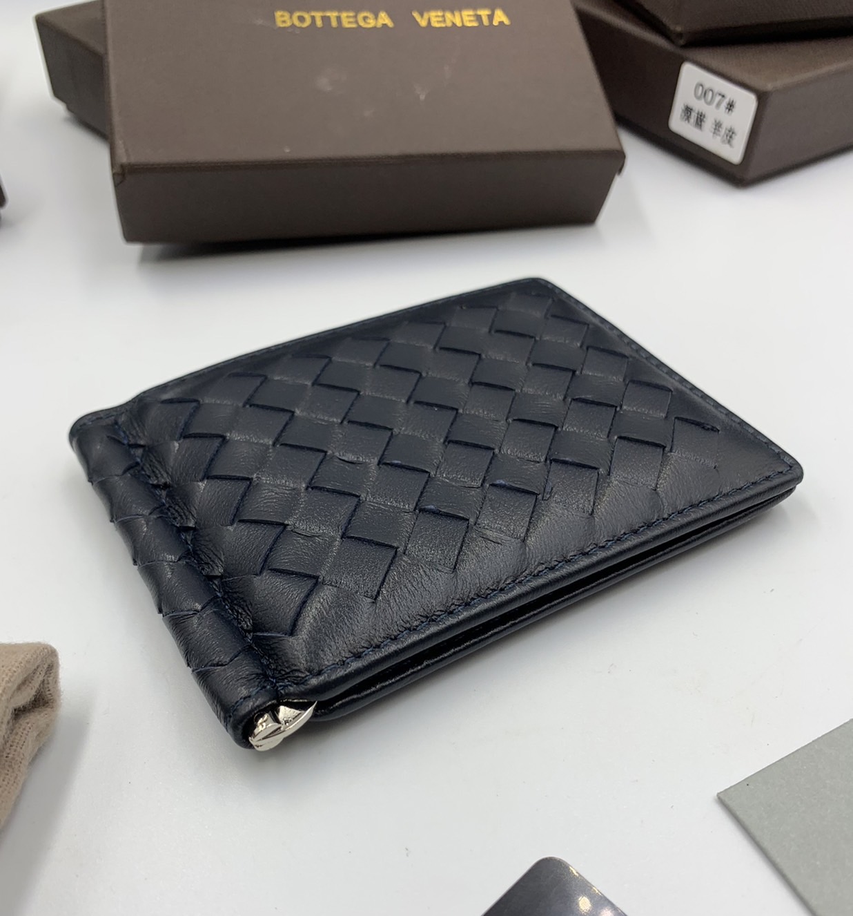 หนังแท้ BOTTEGA VENETA MONEY CLIP WALLET / BV Wallet / BV Men's Wallet พร้อมส่งที่ไทย กระเป๋าสตางค์ใบสั้น รุ่นคลาสสิกพร้อมคลิบโลหะ ที่หยิบมาใช้งานได้บ่อยที่สุด งานหนังลูกวัวแท้ทั้งใบ ใช้ทนทานได้นาน ใช้ทนทา