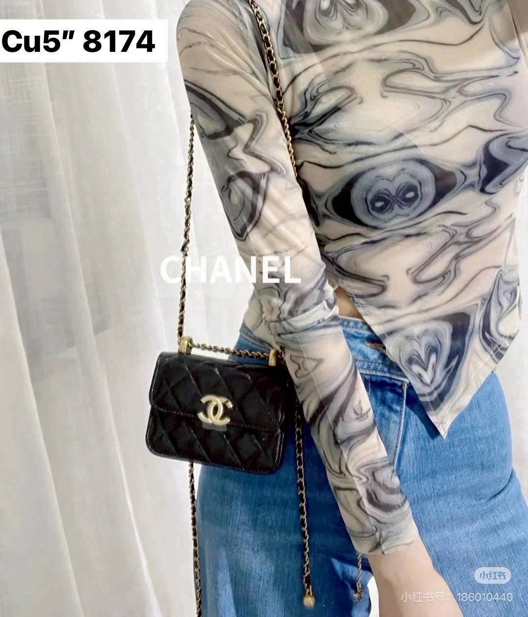 CHANEL 21A Mini Flap Coin Purse with chain กระเป๋าสะพายไซส์มินิน่ารักและสุดลัคชู หรูหราเกินเรื่อง โทนสีดำคลาสสิก โดดเด่นด้วยโลโก้สีทอง ดูแพงสุดๆ