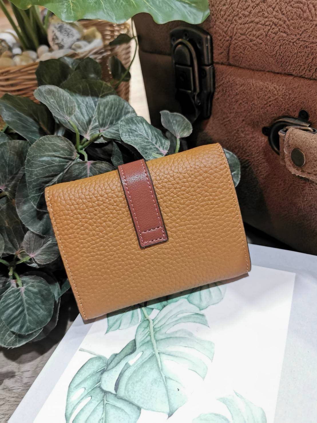 LOEWE SHORT WALLET VIP กระเป๋าสตางค์โลเอเว่ วัสดุหนังแท้เทคเจอร์สวยอยู่ทรงปั้มโลโก้แบรนด์ด้านหน้าเปิดปิดด้วยกระดุม ภายในมีทั้งช่องใส่รูป ช่องใส่ธนบัตร ใส่แบงก์พัน ช่องใส่บัตรหลายช่อง มีช่องซิปใส่เหรียญ พกพาสะดวกไอเท็มแนะนำสวยน่าใช้ พร้อมส่งที่ไทยสุดคุ้มห้