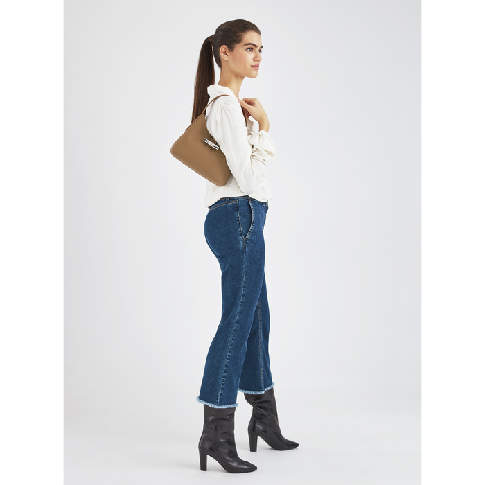 Longchamp ROSEAU Sac porté épaule XS กระเป๋าสะพายไหล่ซึ่งเป็นหนึ่งในแฟชั่นไอเทมที่สาว ๆ ส่วนใหญ่จะต้องมีไว้ใช้งานกันอย่างน้อยคนละหนึ่งใบแน่นอน ใช้งานสะดวก คล่องตัว ทั้งยังมีดีไซน์ให้เลือกหลากหลายตั้งแต่แบบหรูหรา น่ารักสดใส ไปจนถึงเรียบโก้ ให้คุณเลือกหยิบม