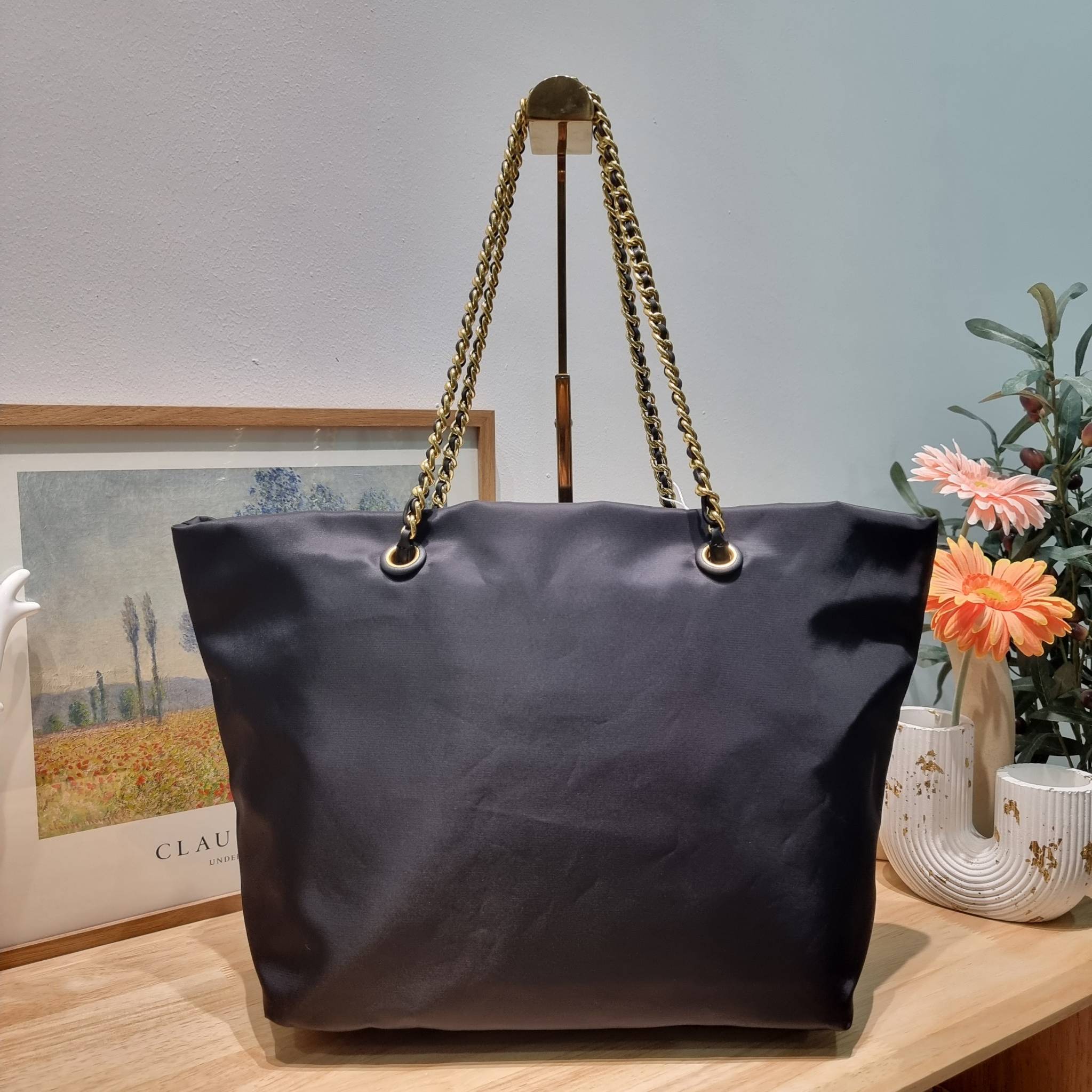 TORY BURCH Ella Chain Tote Bag / TORY TOTE NYLON BAG พร้อมส่ง 4 สี กระเป๋าสะพายทรงโท้ทใบใหญ่ จุของไปเลยแน่นๆ รูปทรงคลาสสิคชวนใช้ โดดเด่นด้วย patch โลโก้ แนะนำรีบสั่งใช้ไปสวยก่อนใครได้เลยน้า