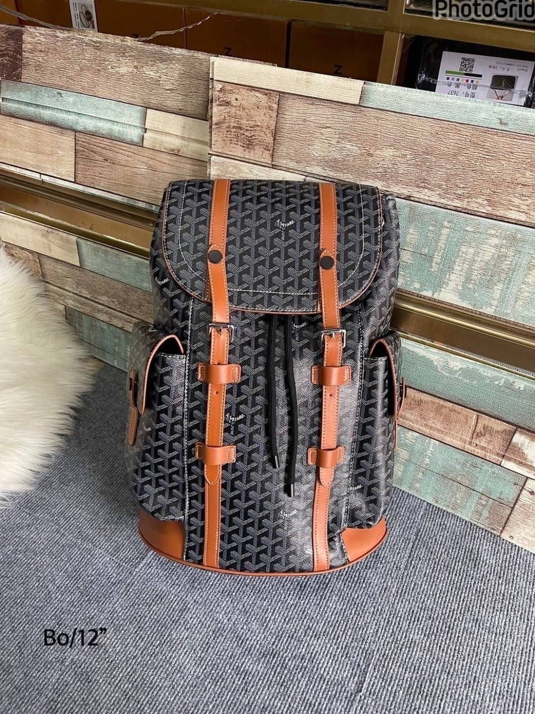 Goyard Backpack Bag Large Size กระเป๋าเป้ใบใหญ่ ดีไซน์สวยคลาสสิกเป็นเอกลักษณ์ ใช้ได้ทั้งหนุ่มๆและสาวๆ ตกแต่งลวดลายโลโก้แบรนด์เรียบหรู ภายในจุของได้เยอะมาก ใหญ่จริง!! ใบนี้คุ้มค่าราคามากๆ ทั้งดีไซน์และฟังก์ชั่นการใช้งาน ตอบโจทย์แน่นอน จะใส่เสื้อผ้าสำหรับ s