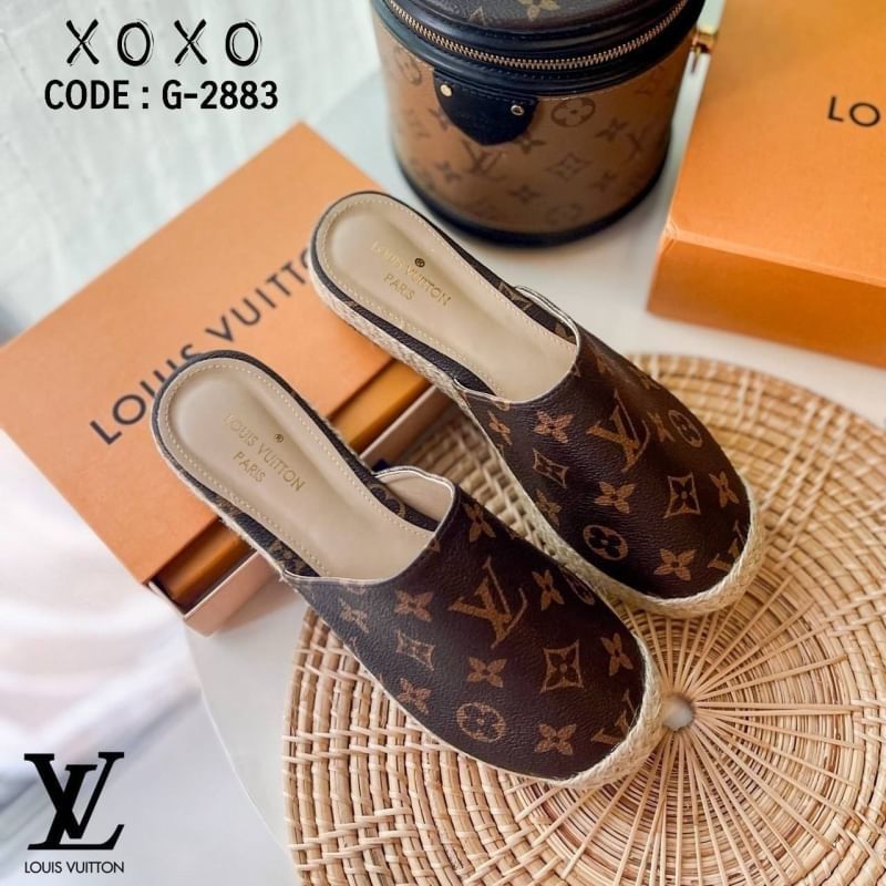 Louis Vuitton รองเท้างานสวม ส้นเสมอ มีส้นเล็กน้อย กำลังใส่สบาย ด้านหน้ากว้าง วัสดุหนังลายแบรนด์ แต่งปอหวายรอบส้น สวย เก๋ งานเรียบร้อย น้ำหนักเบา